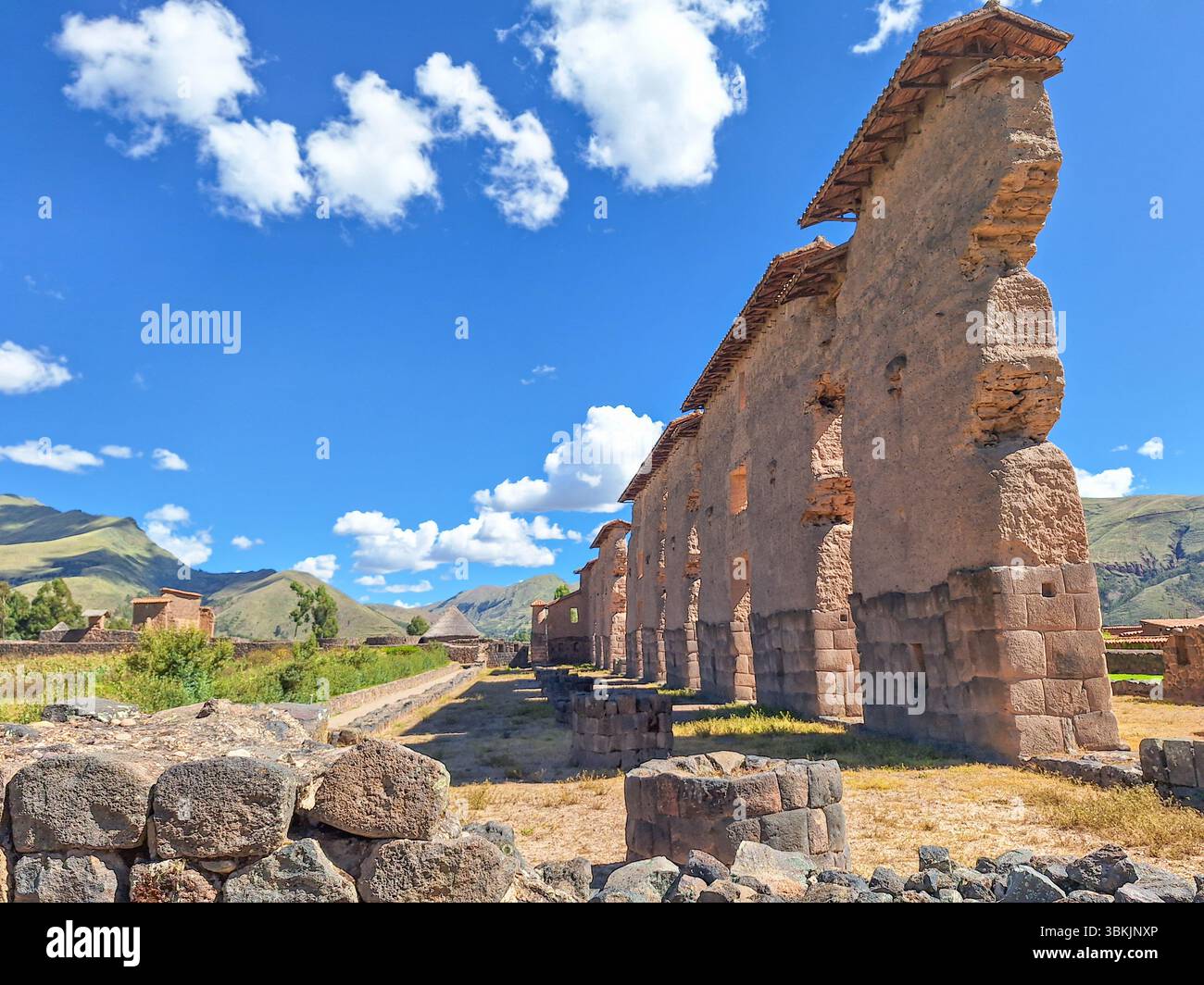 Historischer Tempel von Wiracocha, erbaut von Inka-Leuten für den höchsten Gott namens Wiracocha. Gelegen in Raqch`i in der Region Cusco von Peru Stockfoto